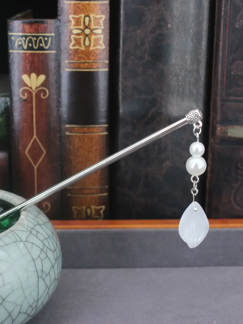 Playful plant hair pins by Cusuti. Trendy hair accessory with a charming plant design.