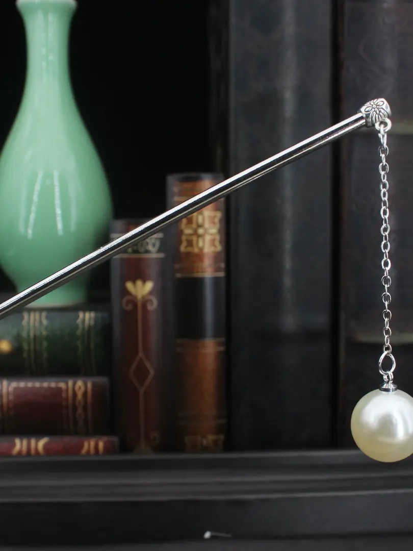 Playful plant hair pins by Cusuti. Trendy hair accessory with a charming plant design.