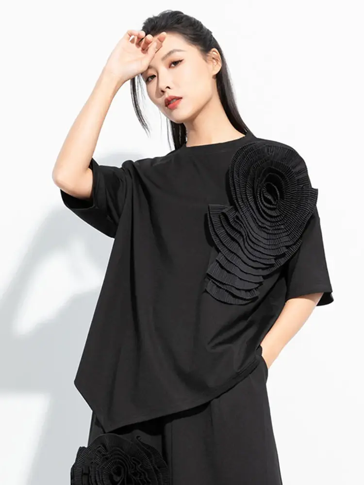 Black and white casual t-shirt with short sleeves, made from a cotton blend material. Perfect for spring and summer outfits.