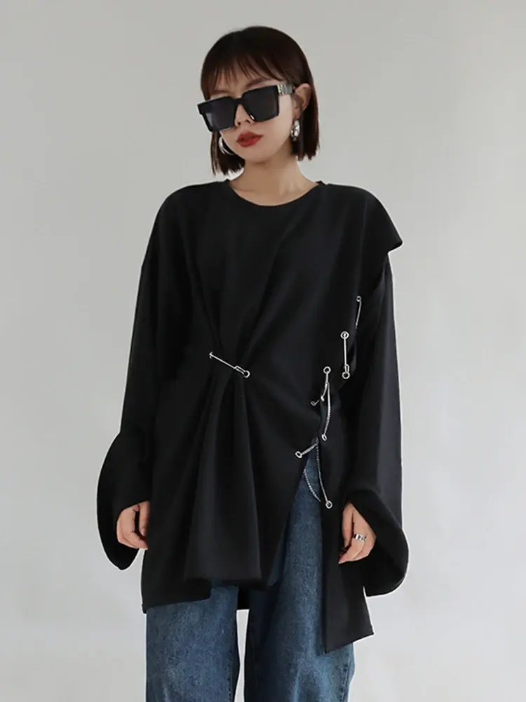 Black and white crewneck t-shirt with long sleeves by Cusuti made of cotton-polyester blend jersey fabric with a relaxed fit.