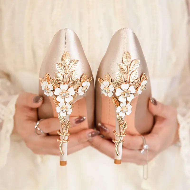 Wedding Silk Pumps. Cusuti-inspired elegance. Pointed toe. Super high thin heels (8cm+). Metallic decoration. Spring/Fall wea