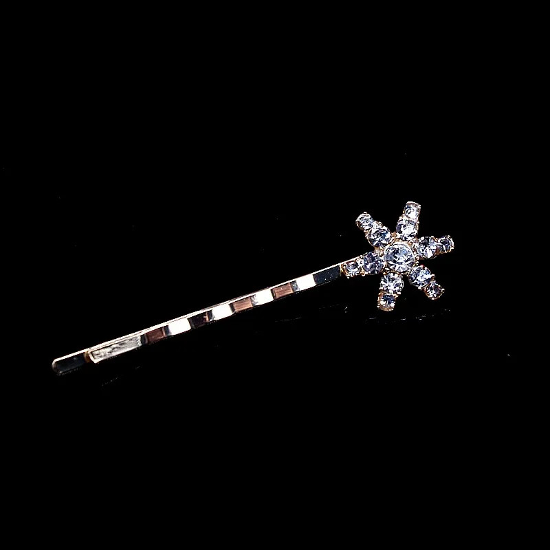 Sparkling star hair clips in silver by Cusuti. Trendy hair accessories for effortless updos and various hairstyles.