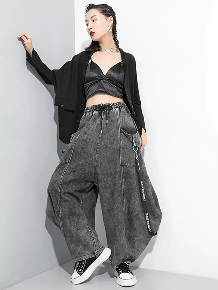 Relaxed fit with slight stretch and comfortable high waist.