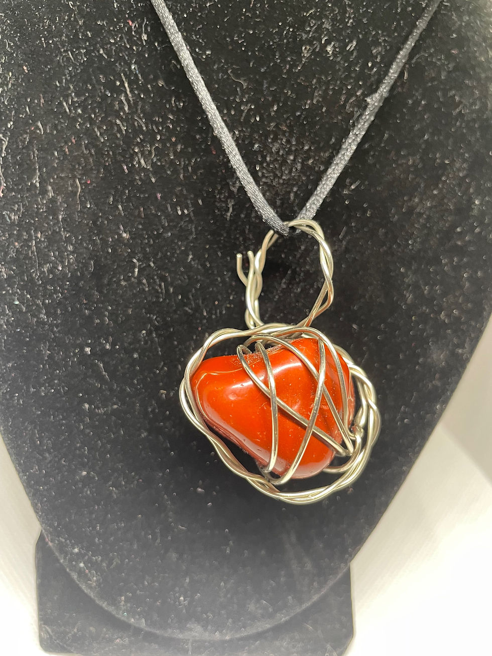 الصورة المصغرة: Red Jasper Crystal Necklace