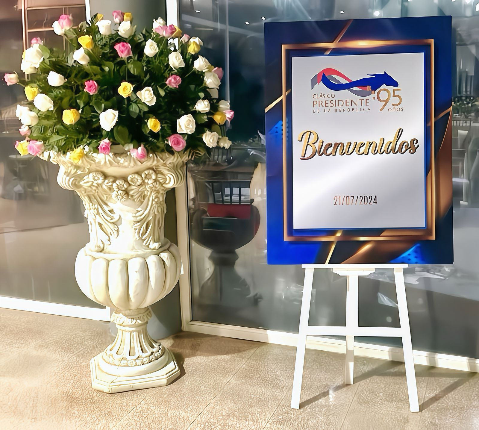 Arreglo floral elegante con jarrones únicos de Socio Group para eventos especiales."