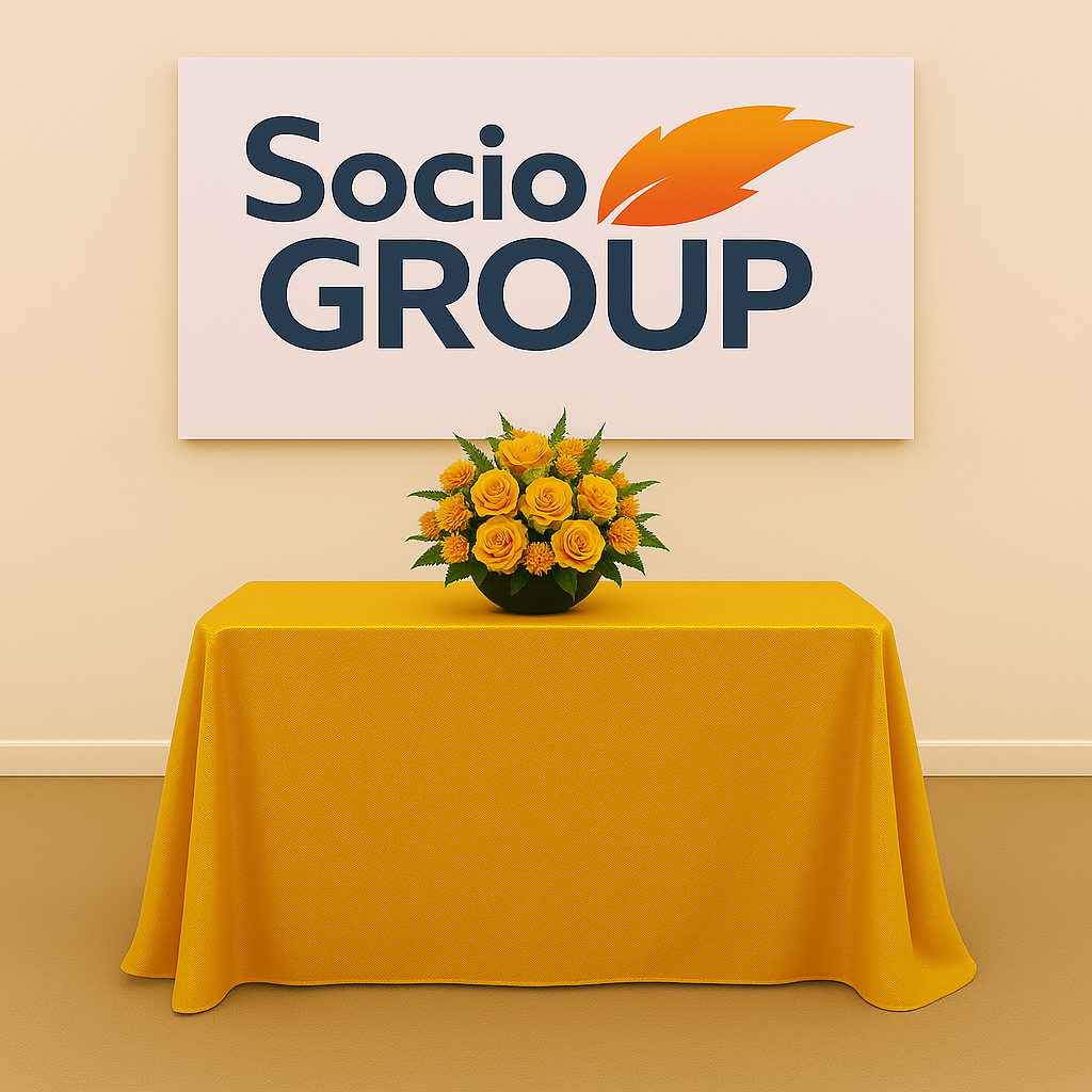 mensa exhibe un Mantele Dorado Rectangular con el logo de socio group en la pared del fondo