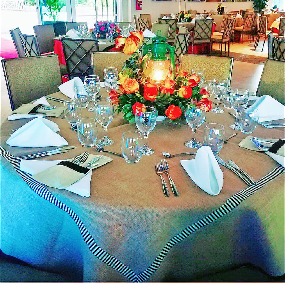 Centro de mesa en rosas naranja con guaricha tipica, mantel de henequen, evento corporativo en Tucán Country Club decoración por Socio Group