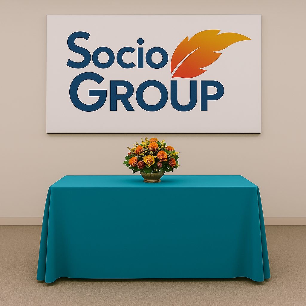 Mantel rectangular turqueza en exhibición con un centro de mesa floral y logo de Socio Group