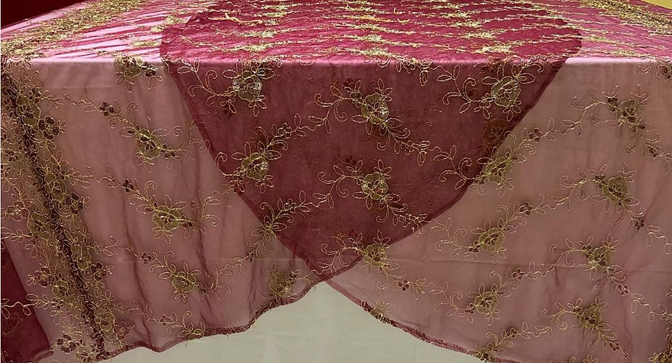 Thumbnail: Corporativos Cubremantel de organza rojo vino con diseños brillantes dorados, ideal para bodas y eventos.