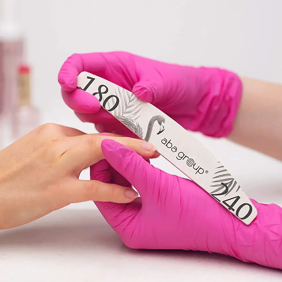 Miniature : Main utilisant une lime à ongles Aba Group rose pour façonner l’ongle