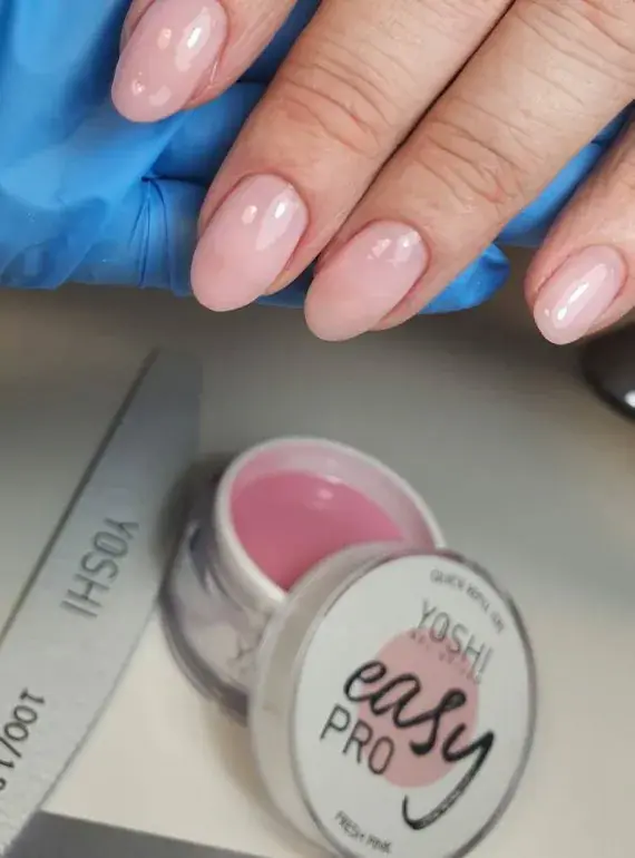 Miniature : d’ongles avec le gel de construction Easy PRO Fresh Pink, rendu naturel et élégant.