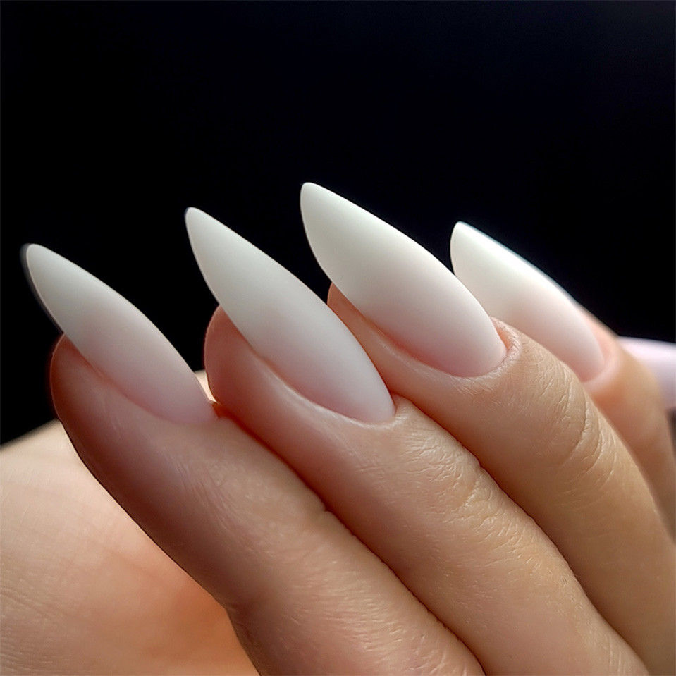 Miniature : Manucure en gel rose clair Milky Marshmallow Cover sur ongles longs en amande.