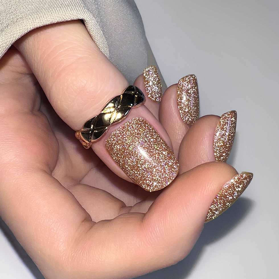 Manucure dorée Golden Look à l’effet métal précieux, éclat élégant avec flash et brillance intense sous lumière flash.
