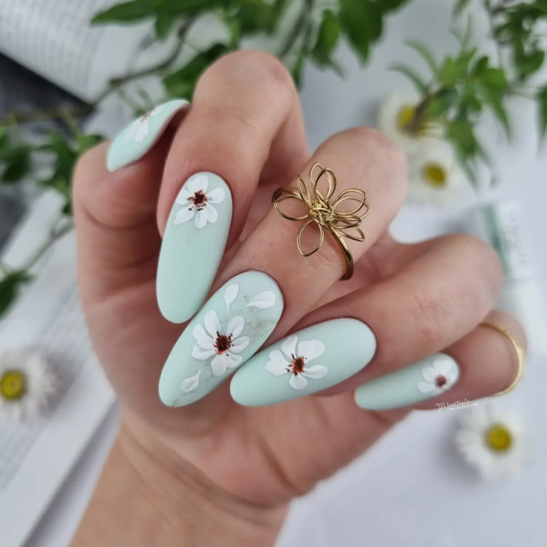 Manucure avec vernis hybride Hope 713 vert menthe pastel, finition classique et opaque.