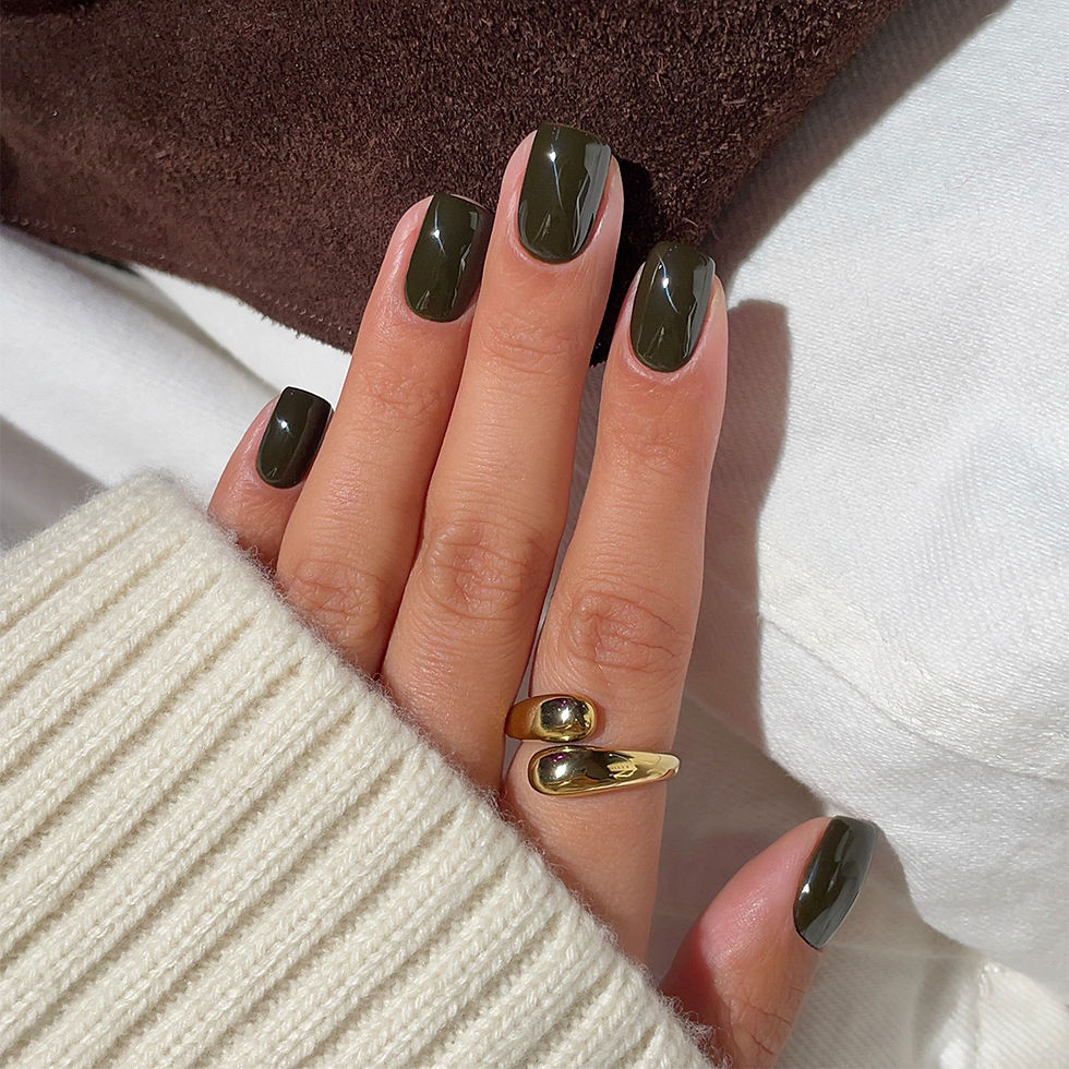 Manucure vert olive foncé Slowianka 646 Dark Olive, main posée sur une maille claire.