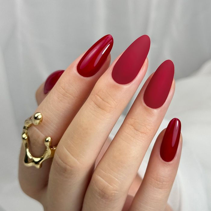 Manucure automnale rouge froid 496 Red Heart – vernis hybride Slowianka Nail Trends, effet vintage élégant
