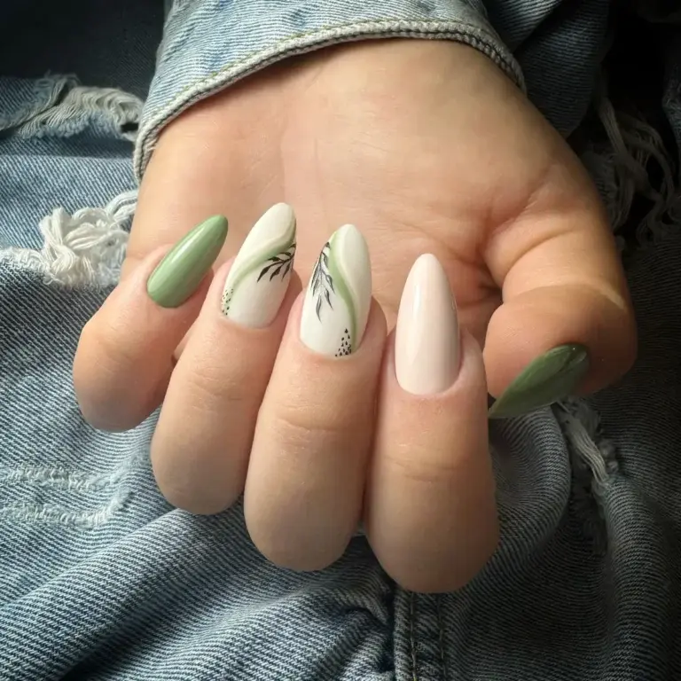 Manucure réalisée avec Macrame Muse N°130 dans une élégante teinte beige bohème.