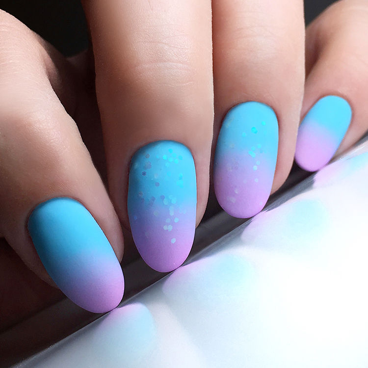 Manucure bleu néon avec vernis semi-permanent effet été