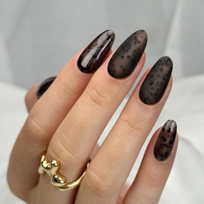 Manucure automnale avec 498 Black Fishnet – vernis hybride semi-transparent à paillettes noires effet résille Slowianka