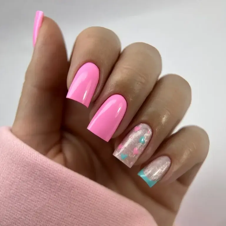 Manucure réalisée avec Be Like Stacey N°228 dans une douce teinte rose marshmallow.