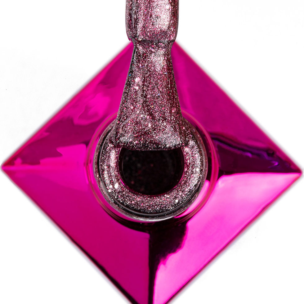 Miniature : Application du vernis magnétique Blink Bling Molly Lac – texture fluide avec particules métalliques