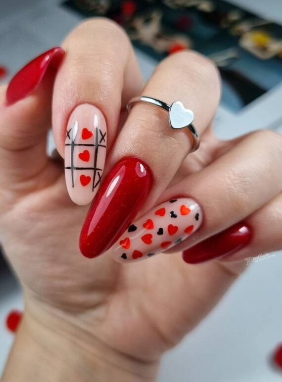 Miniature : Manucure avec Wild Love 611 – ongles rouges intenses avec paillettes sur les mains
