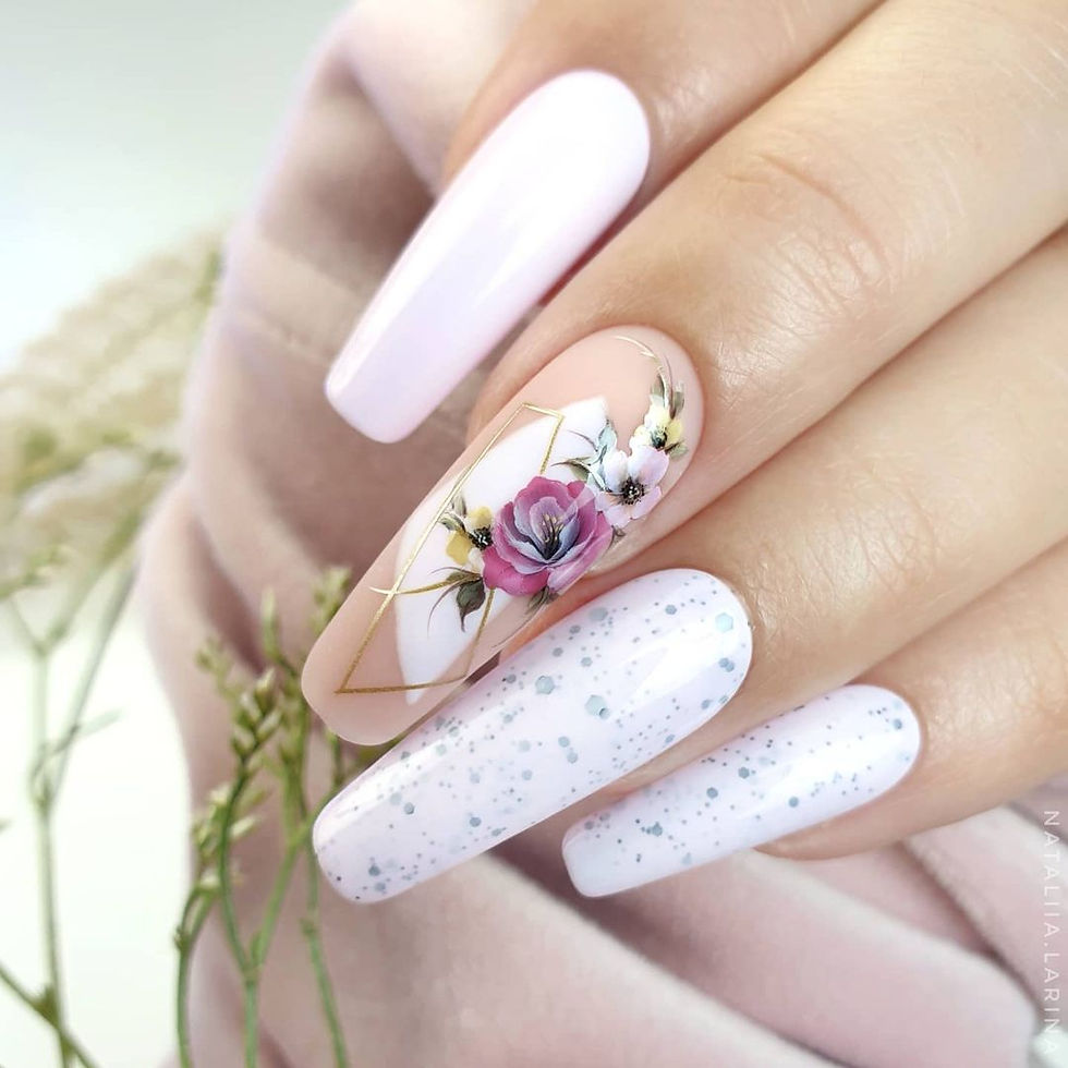 Manucure pastel Ruby Choco avec inclusions holographiques et effet Oreo 3D.