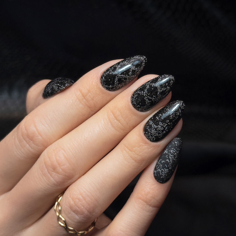 Manucure avec le vernis hybride Black Mamba – ongles noirs élégants.
