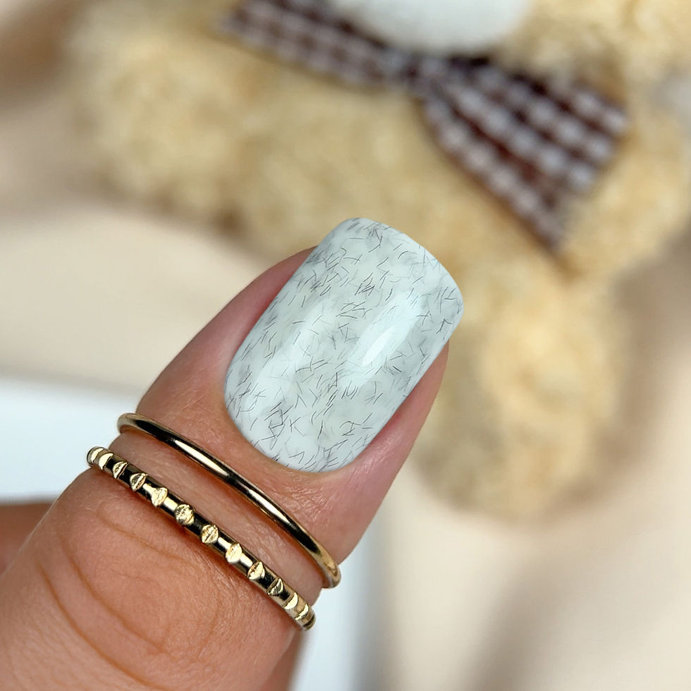 Ongles brillants avec vernis semi-permanent 582 Teddy Love aux fibres gris foncé.