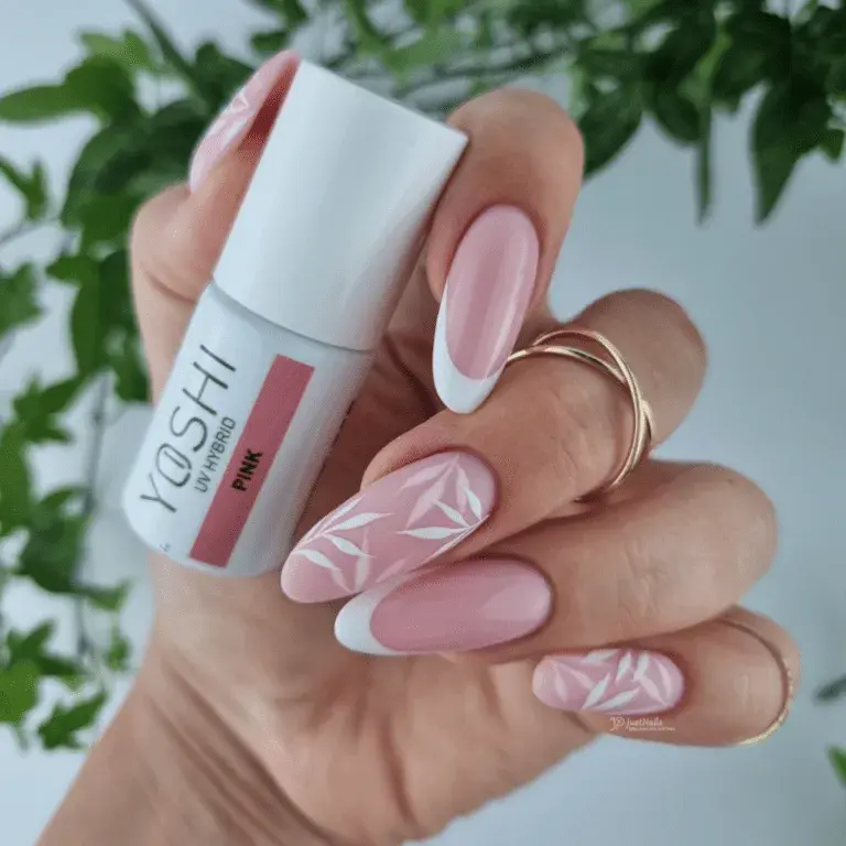 Résultat après 2 fines couches : fini lisse, couvrant et lumineux, parfait pour une french manucure ou un look discret au quo