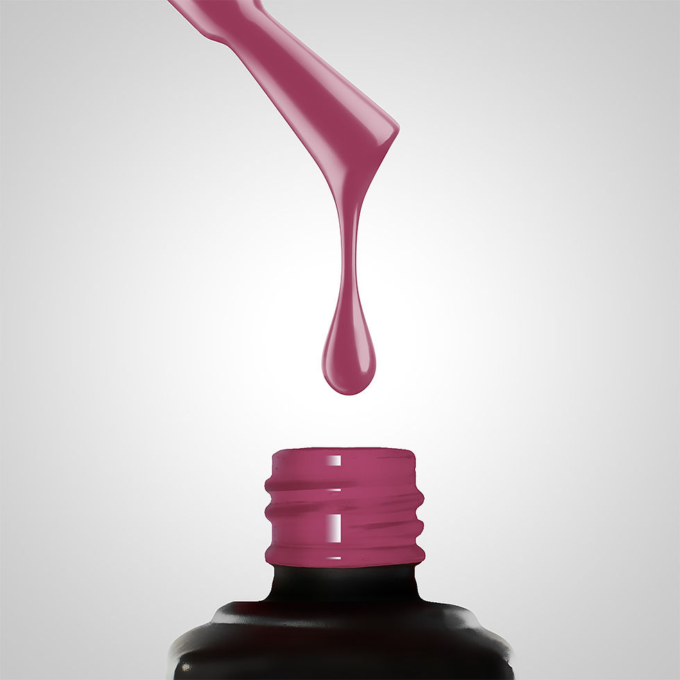Goutte de vernis bordeaux rose baie Slowianka 639 Bordi Five au-dessus du flacon.