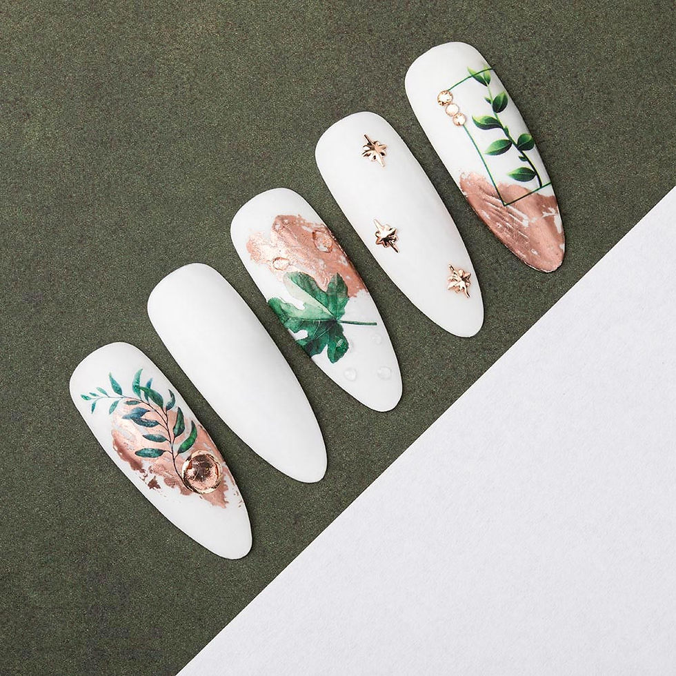 Miniature : Résultat sur ongles avec le vernis semi-permanent Hypnotise White de Molly Nails, lettrage décoratif sur fond noir