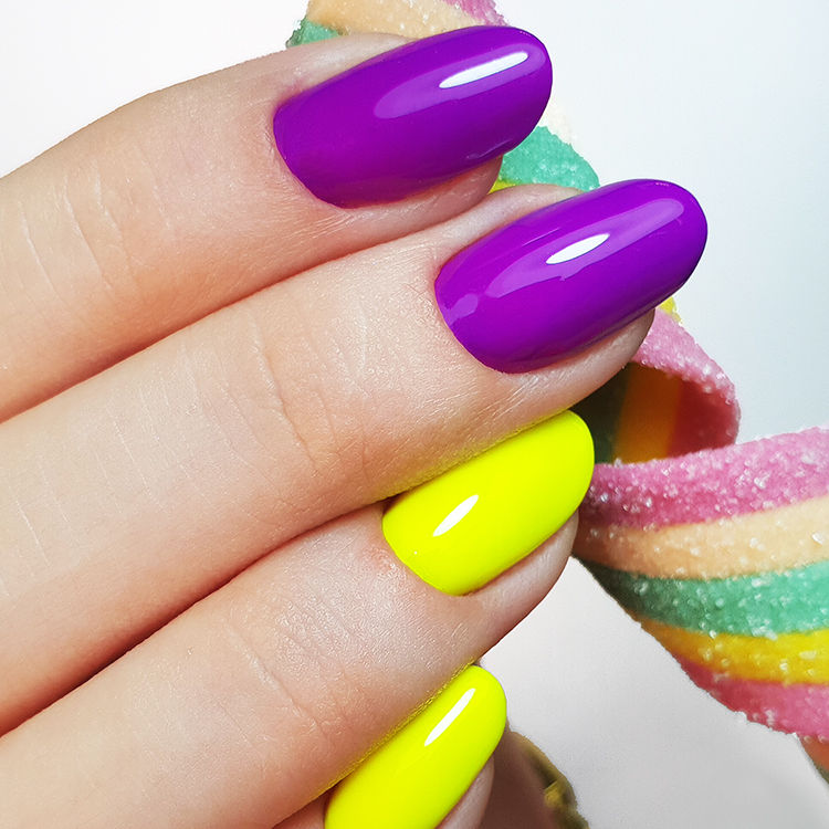 Manucure violet vif avec vernis semi-permanent effet lumineux