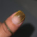 Ongles baby boomer avec effet flash doré scintilla