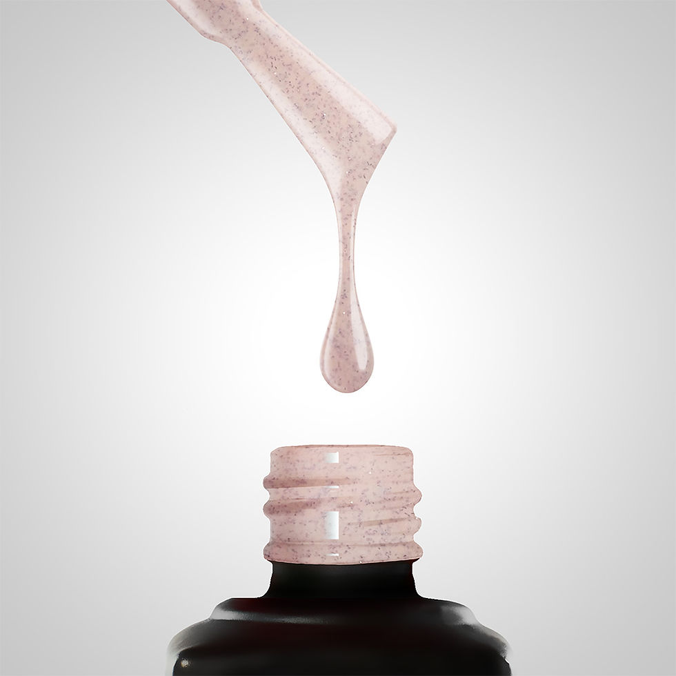 Vernis semi-permanent 580 Peachy Kiss beige clair avec micro-paillettes roses effet pull.