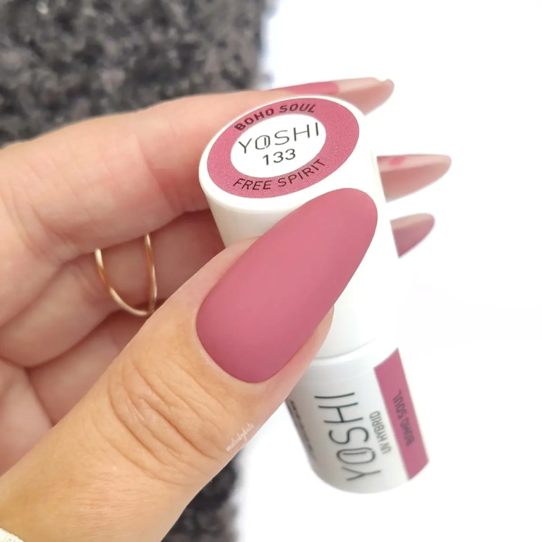 Vernis semi-permanent Boho Soul 133 appliqué sur un ongle avec finition matt