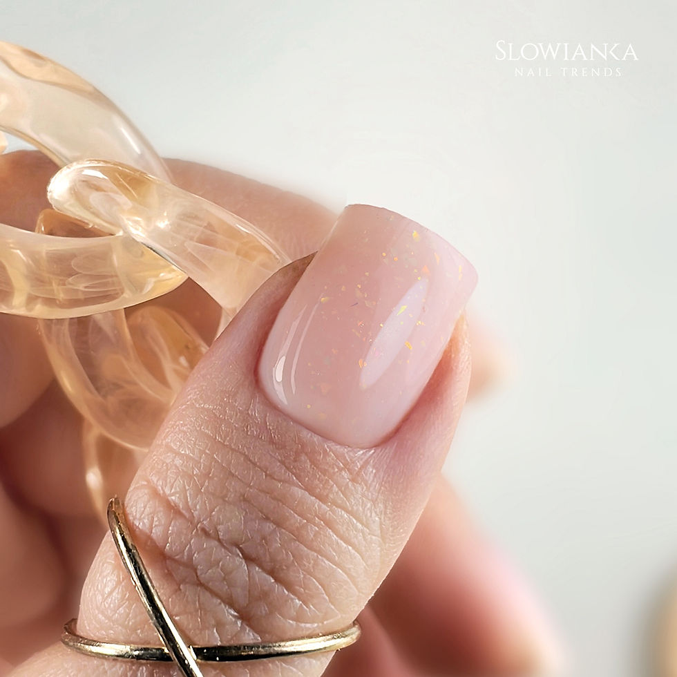 Ongle naturel recouvert de la Unicorn Skin Base, effet nude rose-pêche avec reflets multicolores subtils.