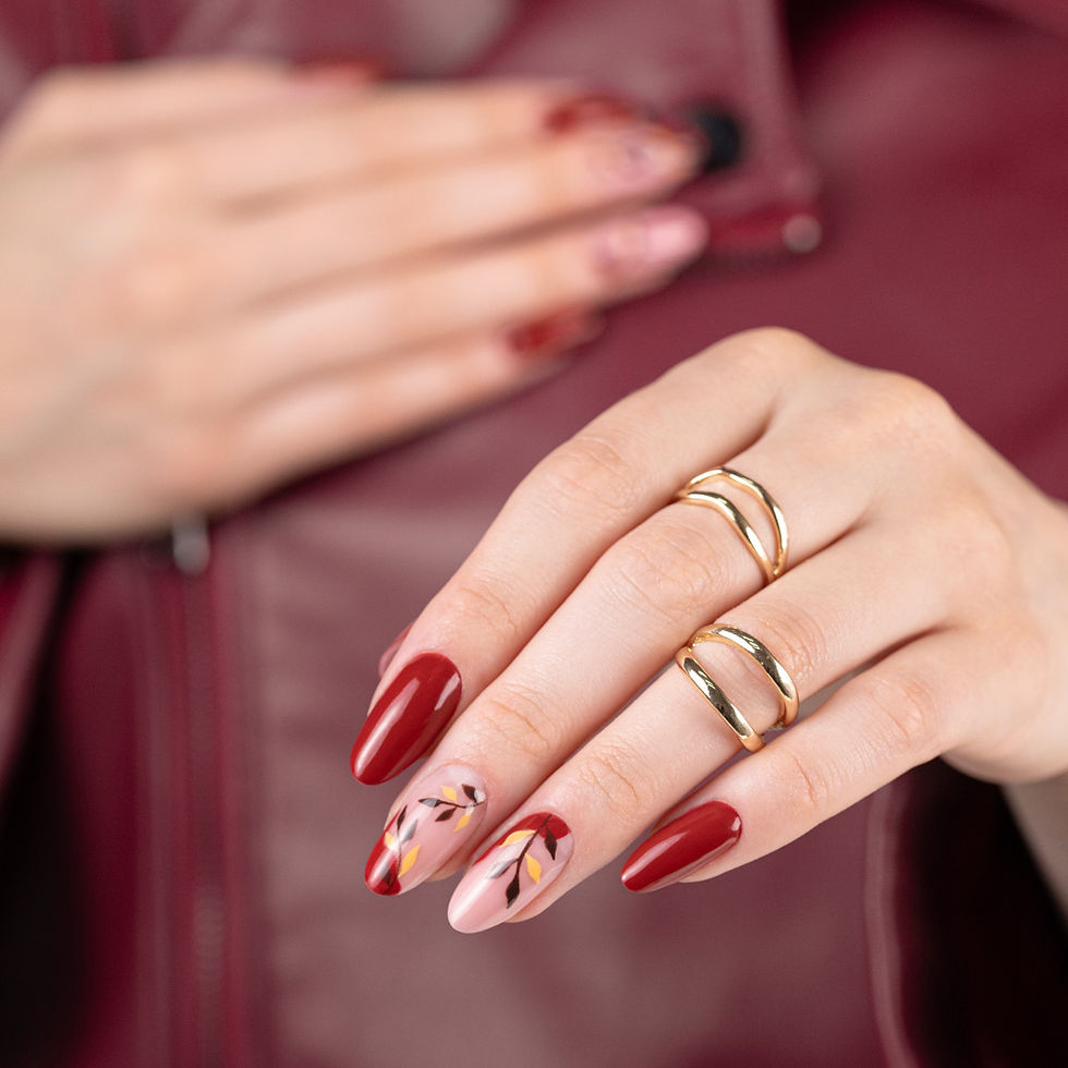 Manucure MollyNails Burgundy Edit photographiée pour la fiche produit Kasia Nails