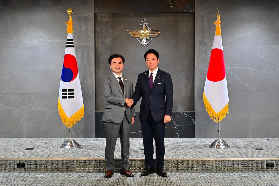 安国防相(左)と握手を交わす小泉防衛相(6月28日、韓国・ソウル)=いずれも防衛省提供