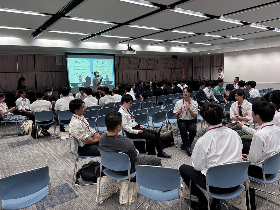 希望職種ごとに分かれて行われた「コンセンサスゲーム」で交流する合格者(7月26日、名古屋市)