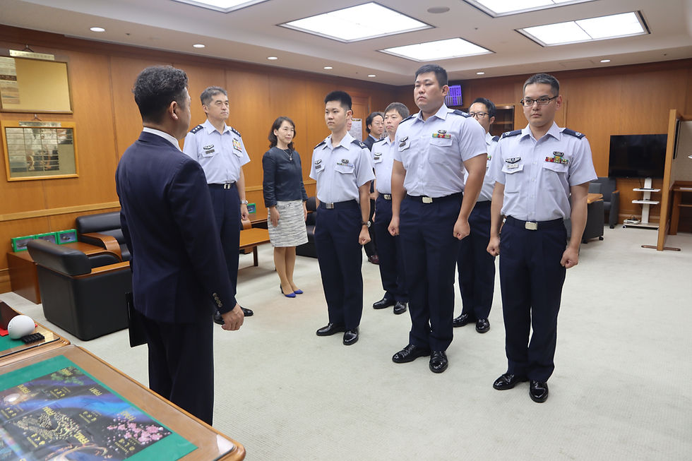 若林政務官に出国報告を行う空自の隊員たち(9月10日、防衛省)