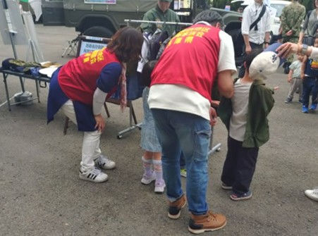 制服試着コーナーで試着をサポートする東播南西地区家族会の会員(5月23日、兵庫県高砂市)