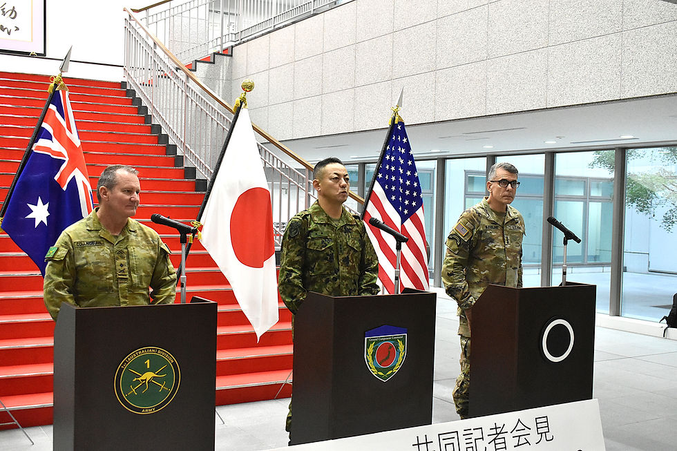 共同記者会見に臨む陸上総隊司令官の遠藤充陸将(中央)、米第1軍団長のマシュー・マクファーレン中将(右)、豪陸軍第1師団長のアッシュ・コリンバーン少将(左)=9月2日、朝霞駐屯地