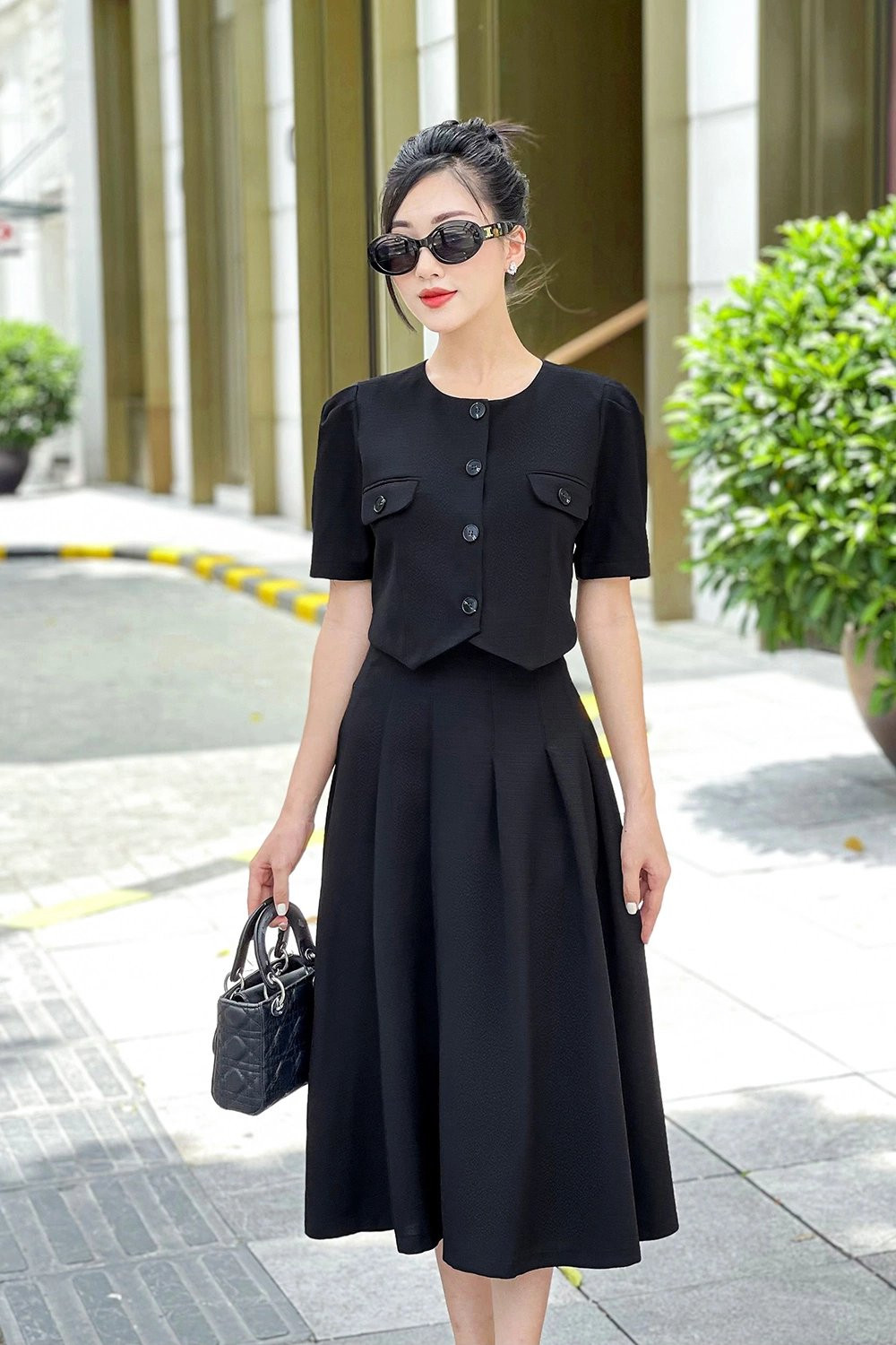 Áo croptop đen tay ngắn cổ tròn