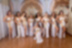 grupo de mulheres vestidas com roupa de dança do ventre posando para foto
