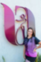 leticia em frente ao letreio do studio