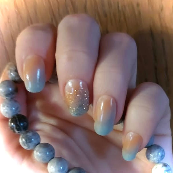 Thumbnail: Sundowner Gels