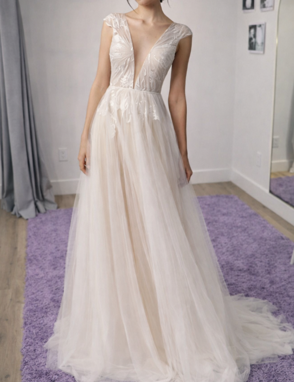 Anna Kara Narcissa wedding dress sample size with embroidered bodice, tulle A‑line skirt, and French bustle.