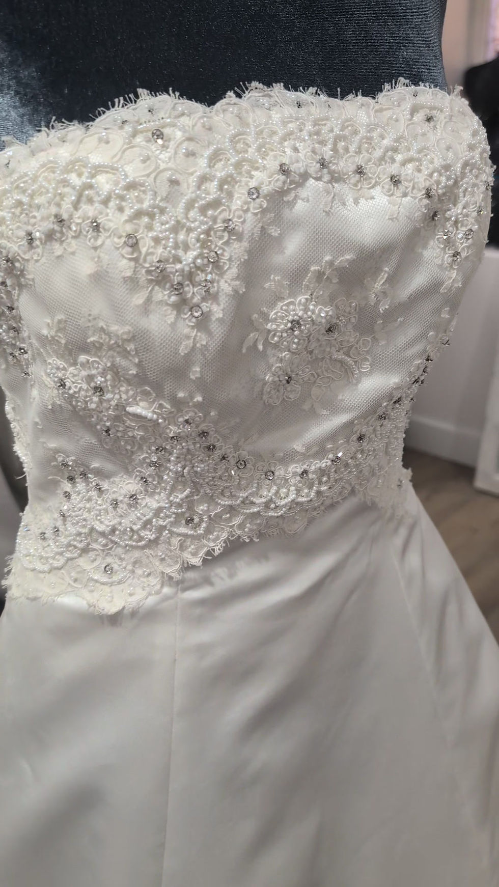 Thumbnail: Vintage Satin and lace A-line wedding dress