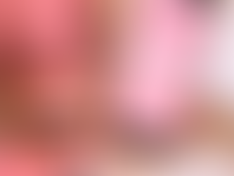 tekohampaat ja puhelin vaaleanpunaisella taustalla